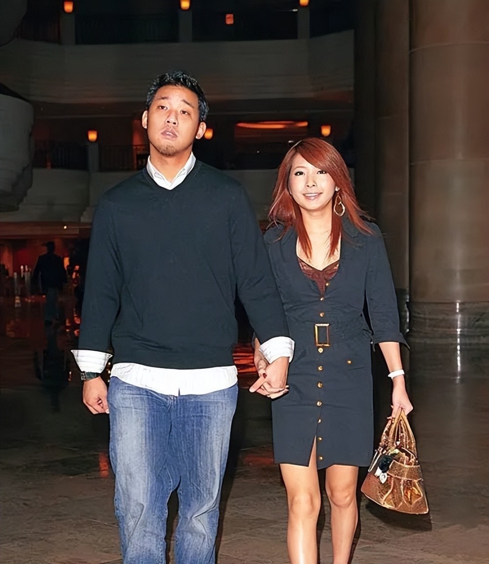 的恋情之后不久,便和年代集团创始人邱复生的儿子邱舜天雷勾动地火了