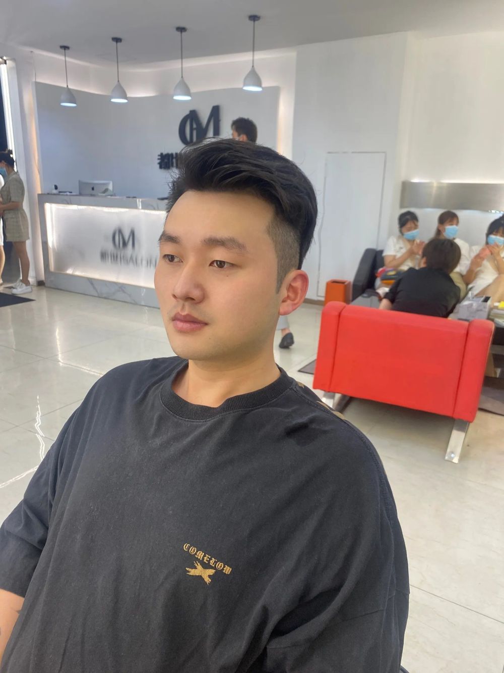 年轻男生剪完增加了一些成熟的风采,给人一种更加自信的感觉,对于跑