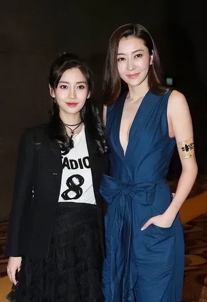 42岁熊黛林同框33岁baby,穿藏青色连体裤帅气拉风,气场颜值稳赢插图1