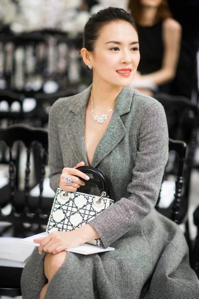 章子怡才是大姐大,穿灰色西装裙端庄优雅,梳大背头气场十足插图4