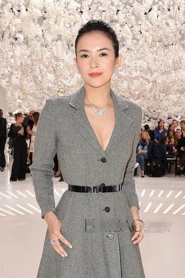 章子怡才是大姐大,穿灰色西装裙端庄优雅,梳大背头气场十足插图6