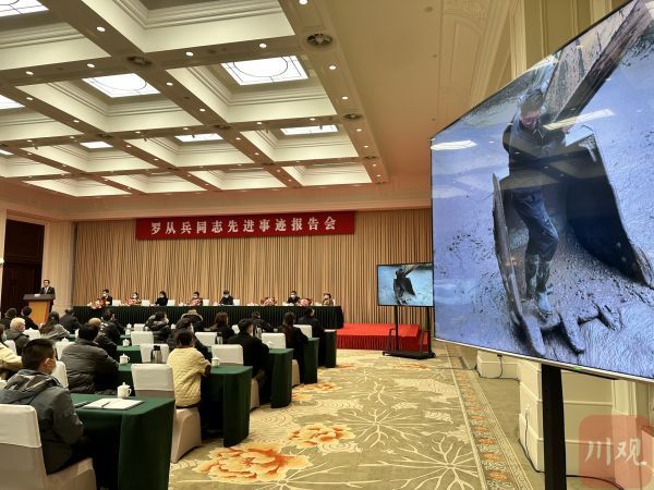 罗从兵的妻子,咯尔乡中心校教师王志静,四川日报全媒体记者张庭铭