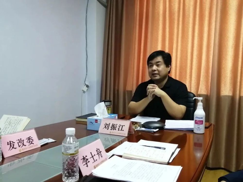 会议由市委常委,市政府副市长刘振江主持,市政府副秘书长李士舟,市