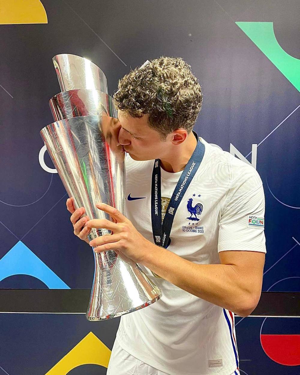 颜值世界杯:法国球星帕瓦尔纯正法兰西血脉 忧郁气息溢出屏幕_腾讯