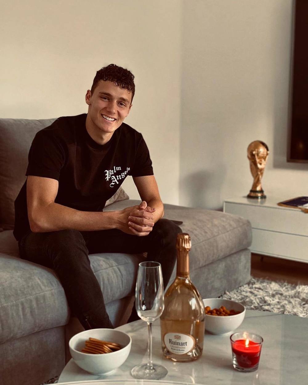 颜值世界杯:法国球星帕瓦尔纯正法兰西血脉 忧郁气息溢出屏幕_腾讯