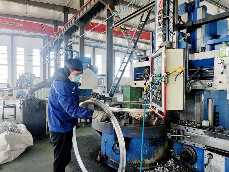 走进位于铁岭县凡河镇的铁岭美特机械技术有限责任公司,生产车间内