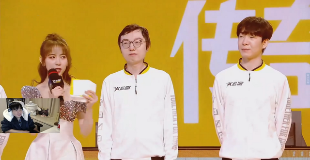 西装红毯成过去式lol全明星出新梗mlxg超高发际线遭mlxg嘲笑