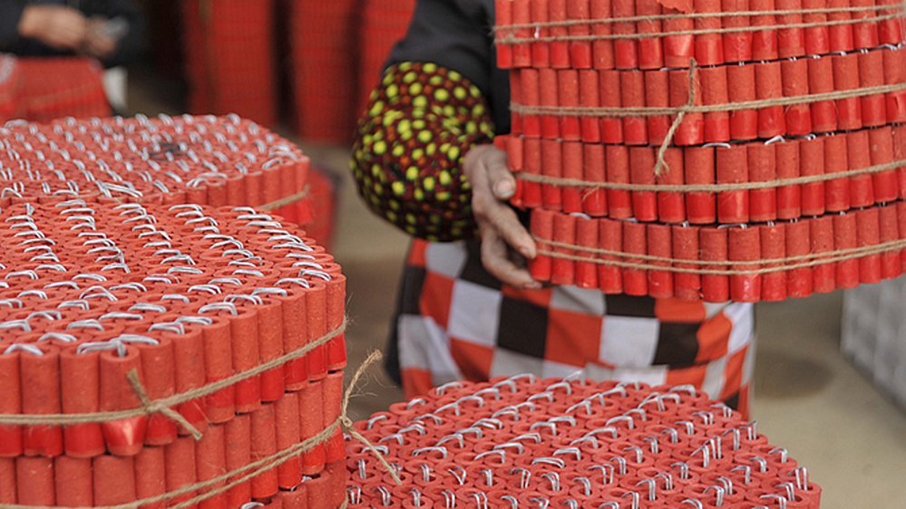 爆竹厂内,工人正在进行生产作业.