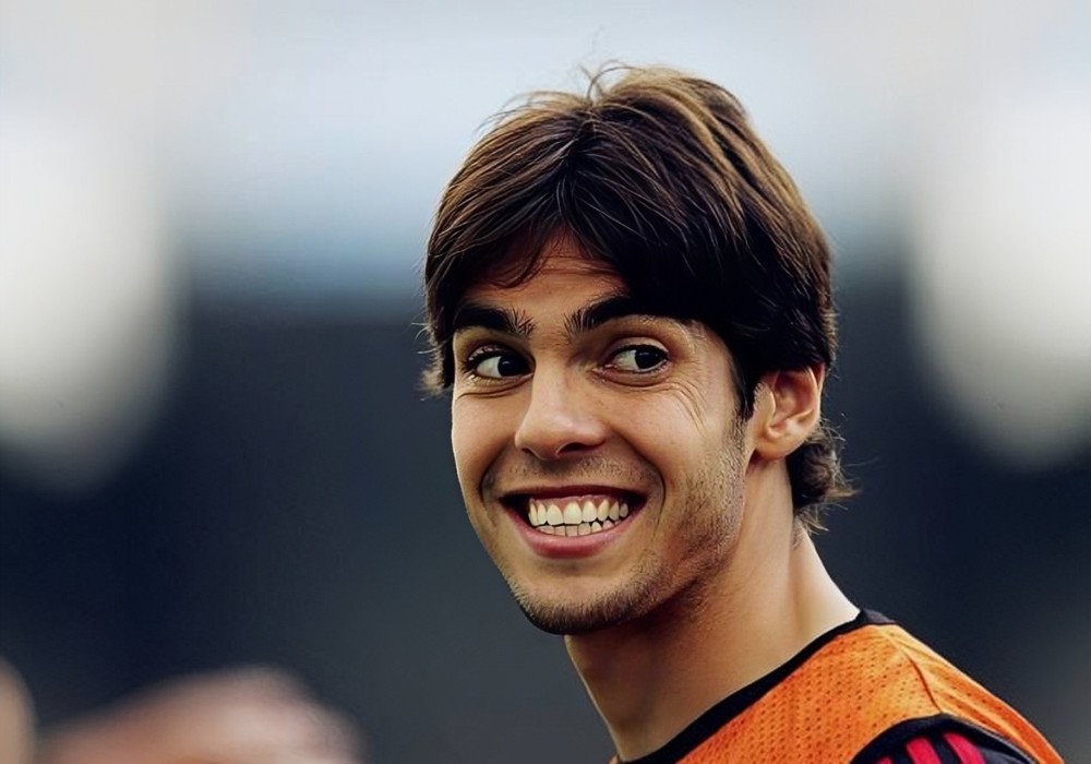 巴西巨星颜值高,4个孩子2个妈,球迷:卡卡,太帅了!_腾讯新闻