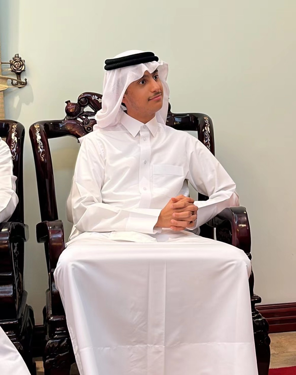 卡塔尔世界杯特写卡塔尔拉伊卜跟中国大使学古诗