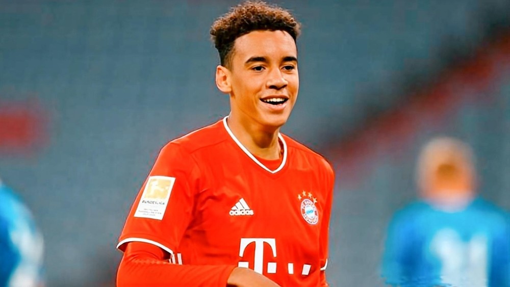 足球运动员身价排行榜_足坛最新身价榜!姆巴佩2.592亿最贵,梅西排22名C罗第70