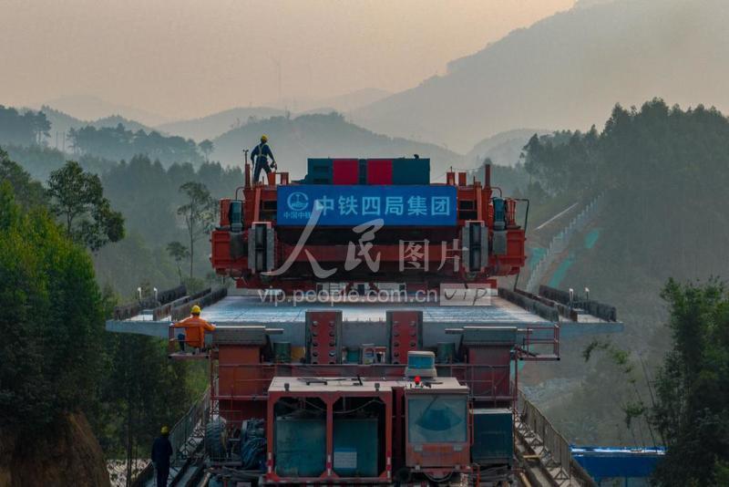 广西南宁：南玉高铁架梁忙