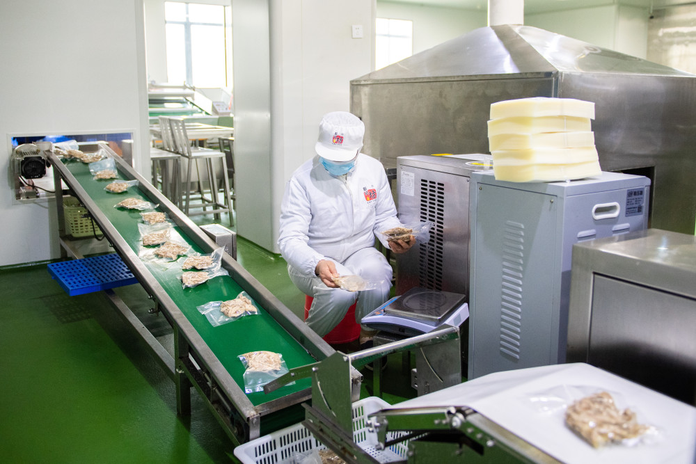 在湖南彭记坊农业科技发展有限公司预制菜生产车间,工作人员在做成品