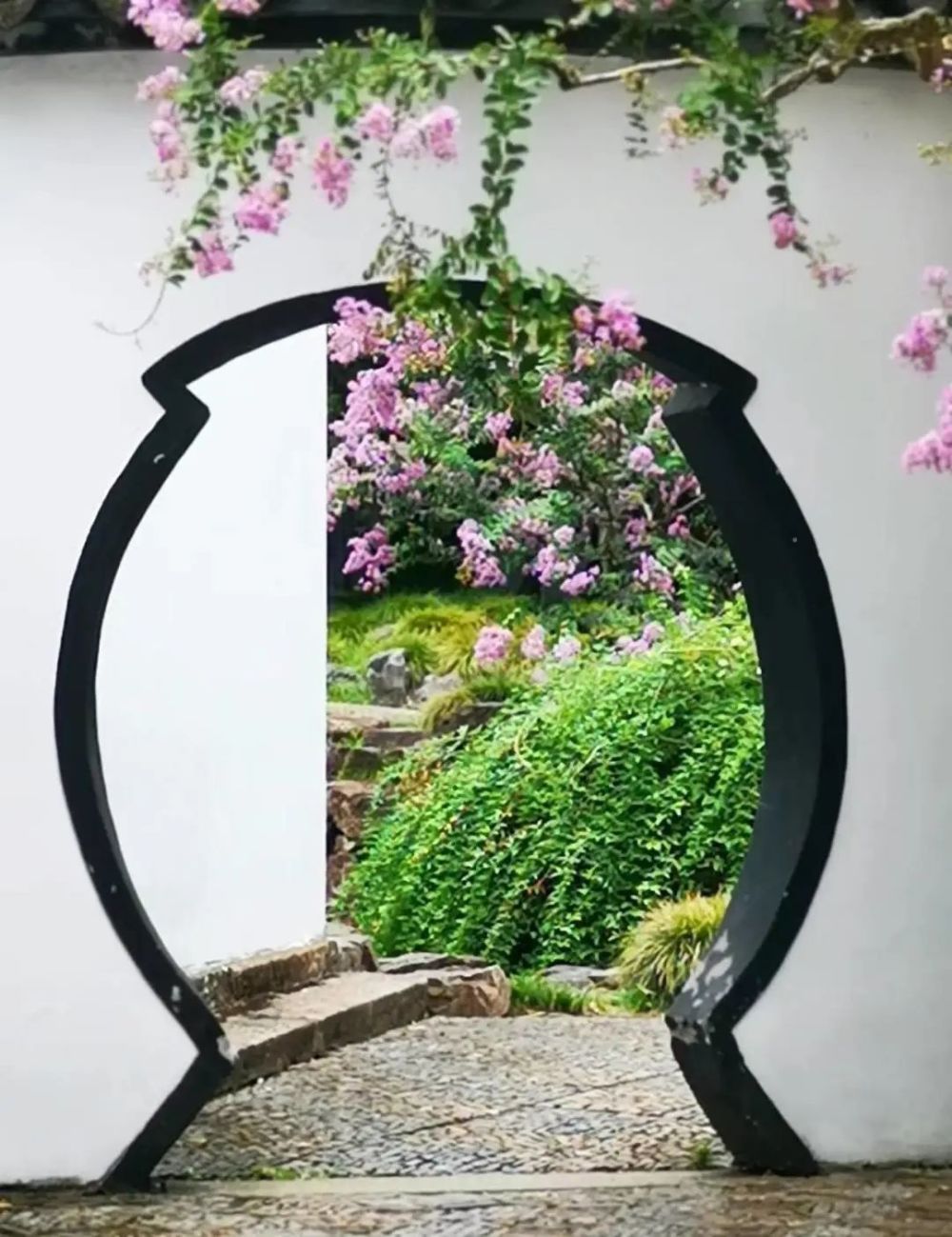 在中国传统建筑文化中,园林建筑的院墙常设洞门,洞门一般仅有门框而无