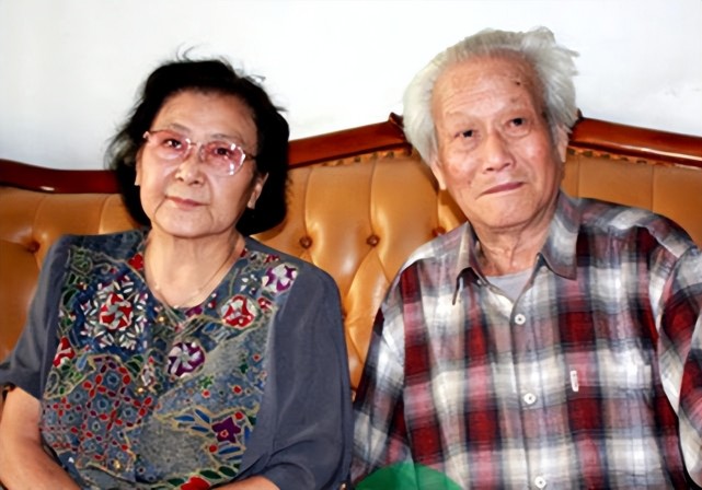 管宗祥迎百岁寿诞,精神矍铄与91岁于黛琴罕同框,梁静替公婆祝寿