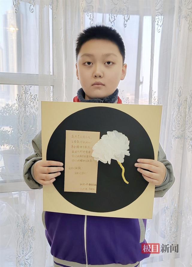国家公祭日,武汉小学生为遇难者和革命烈士折纸花