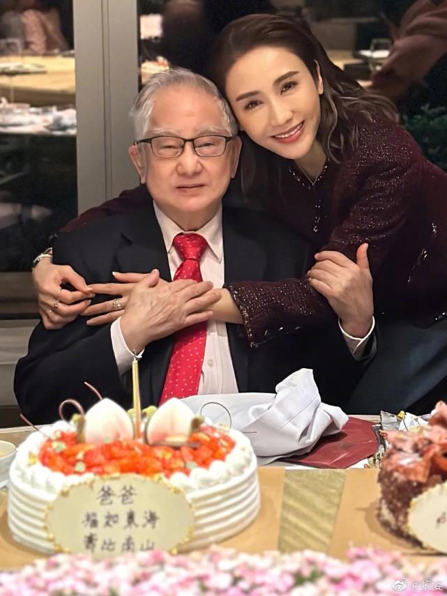 黎姿晒照为爸爸庆生，父女相拥温馨满满，老公马廷强满脸宠溺笑容_腾讯新闻