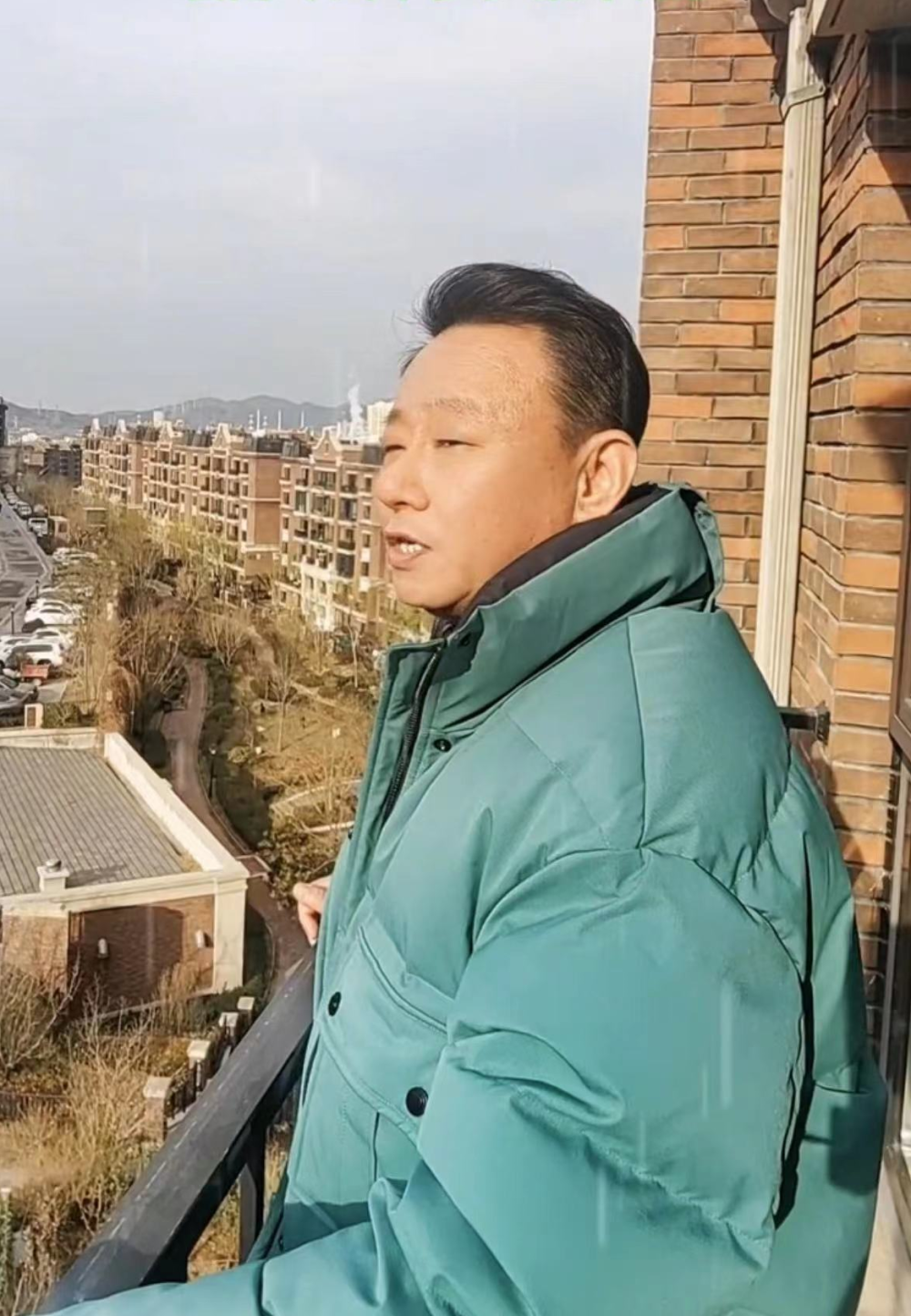 54岁演员邵峰现身显失意,站北京家露天阳台高歌,白发多发福难认