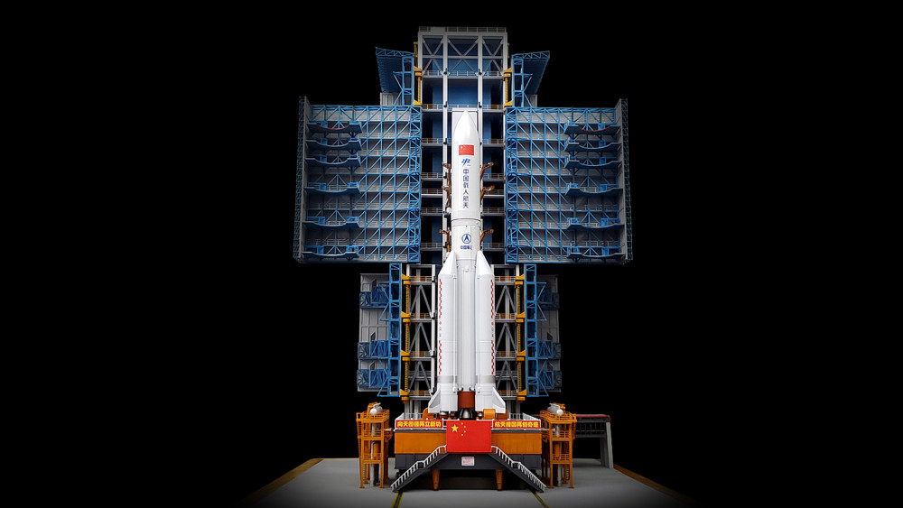 组装1800多个零件,揭阳"90后"自制长征五号火箭及发射塔架模型走红