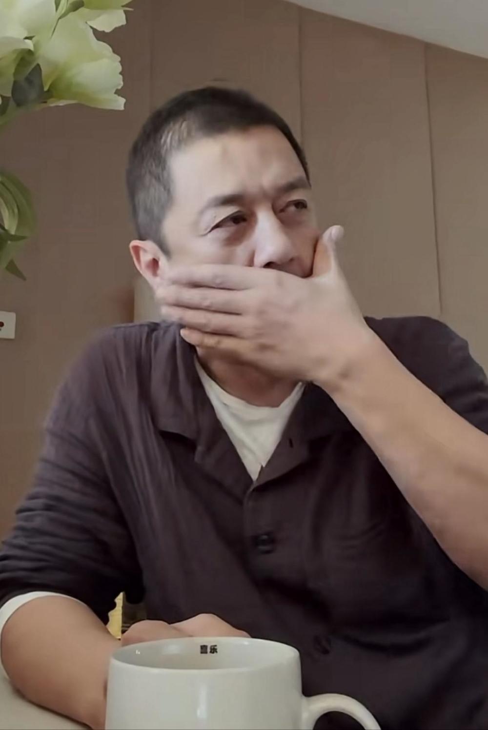 51岁李亚鹏感染新冠,脸惨白憔悴咳嗽不停,自述与家人隔离措施插图2