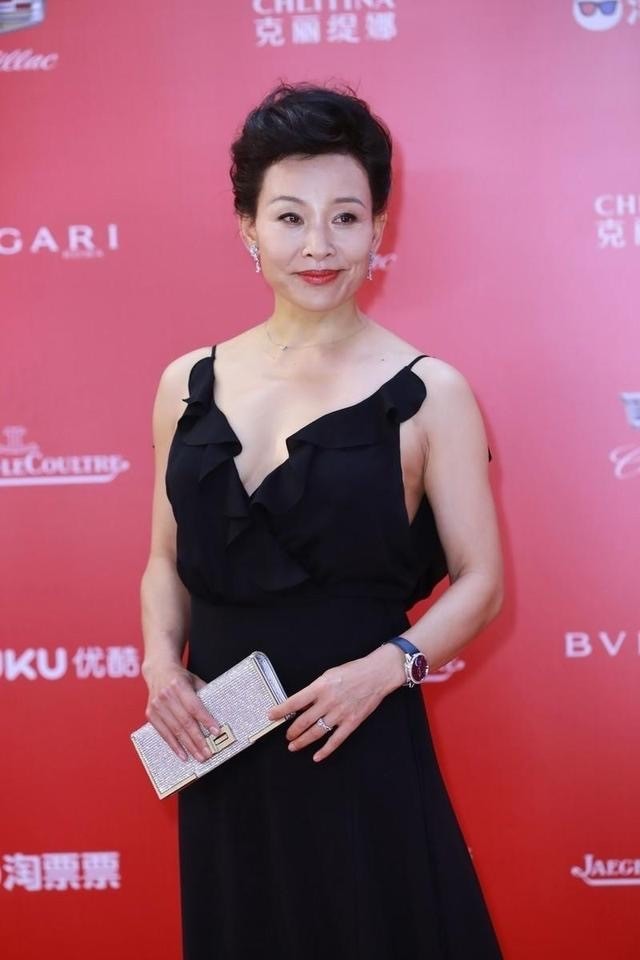 陈冲老了也有底气,穿深v皮裙大秀"八字身材",太有国际范了!插图7