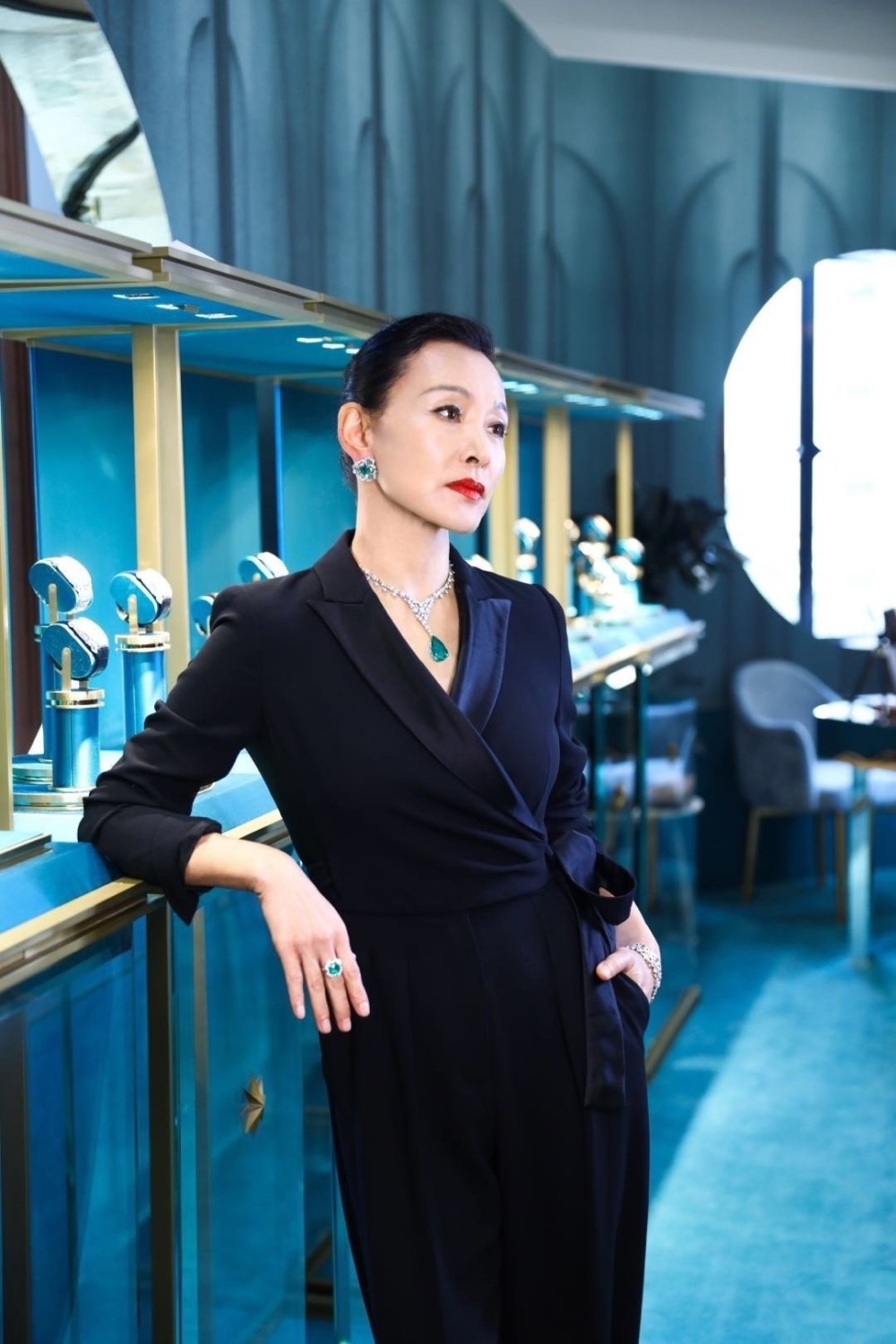 陈冲老了也有底气,穿深v皮裙大秀"八字身材",太有国际范了!插图6