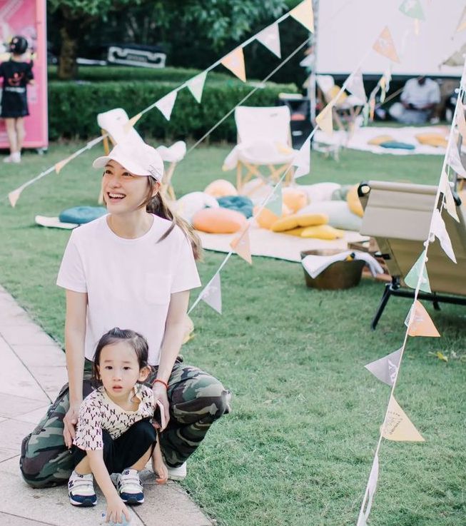 应采儿带二胎儿子理发,hoho长发已经过肩膀,模样越来越像陈小春插图5