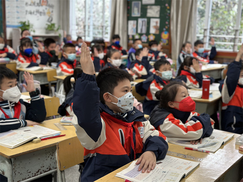 福州市晋安区实验小学同学们课堂上戴好口罩.