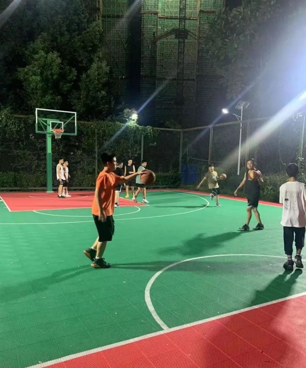 美好生活共同缔造出钱又出力小区破旧篮球场众筹改造成乐园