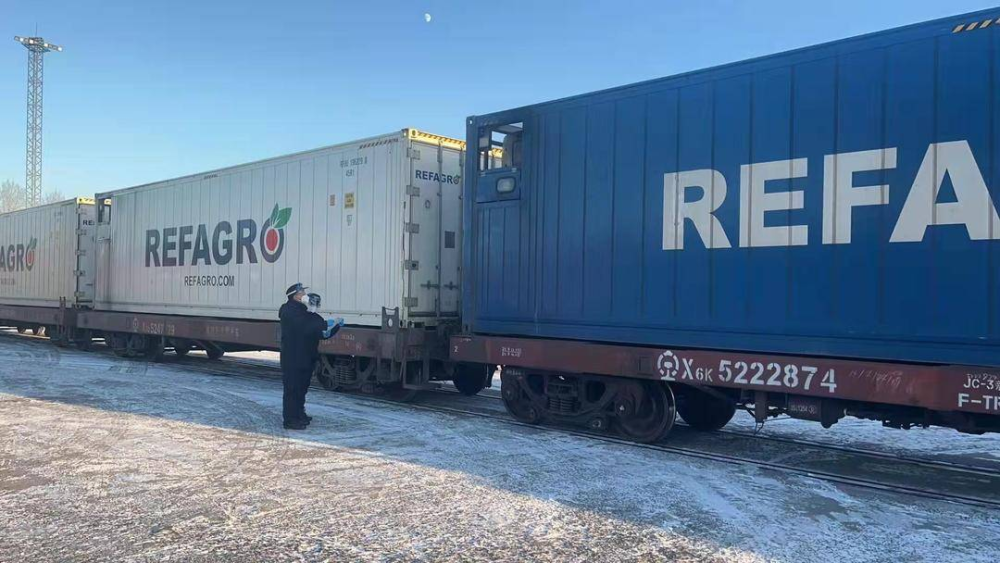 因此工作人员能随时监测箱内实时温度及湿度,从而保障冷链食品的运输