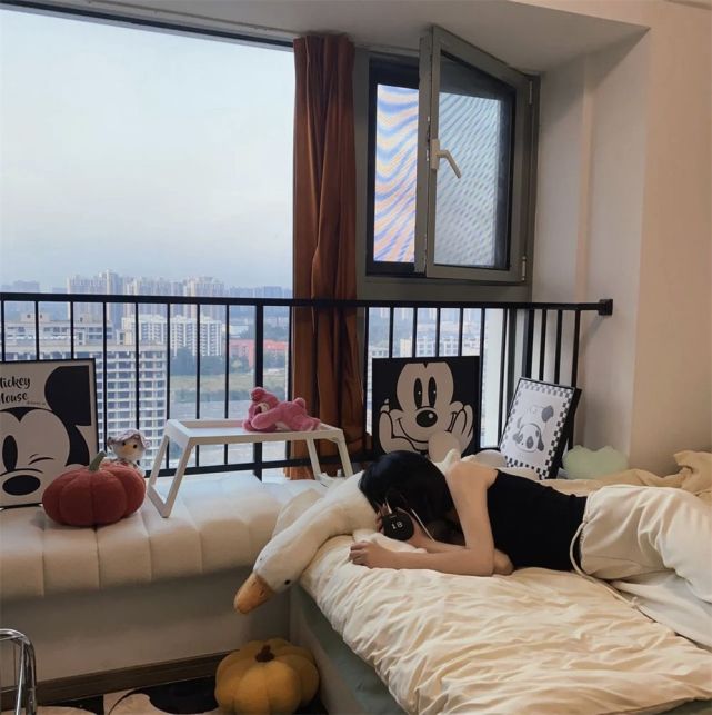让整间屋子都倍感明快通透,我个人还是挺喜欢这样一个小家的!
