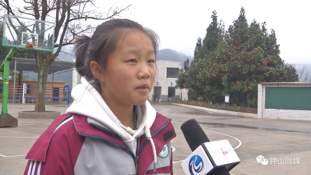 钟山区木果镇中心校六年级2班学生张江萍告诉记者:"我们一个星期有五