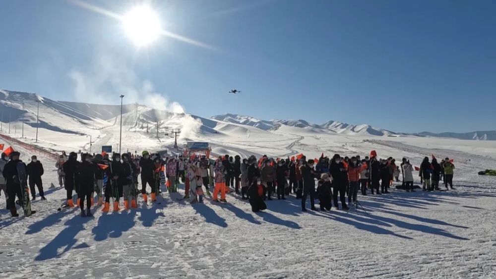 当天上午,努尔加滑雪场天气晴好,昌吉市委常委,宣传部部长李丽现场