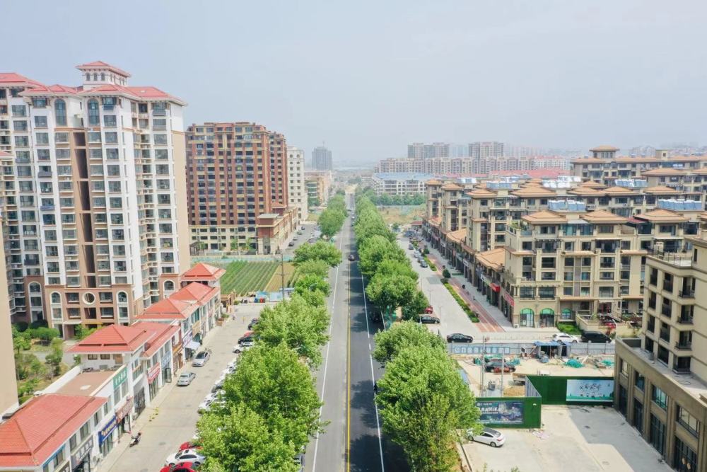 漫步烟台牟平城区街头,马路平整明净,绿化青翠宜人,尤其质地松软的慢