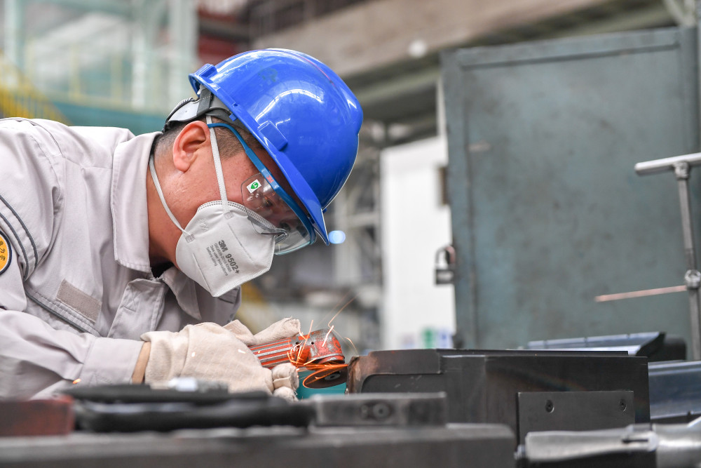 (社会)精益求精践行工匠精神——记一汽解放模具钳工冯斌_腾讯新闻