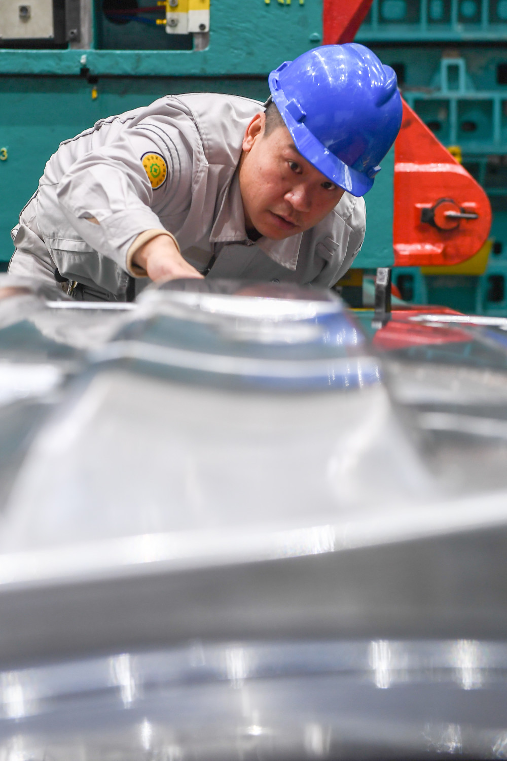 (社会)精益求精践行工匠精神——记一汽解放模具钳工冯斌_腾讯新闻