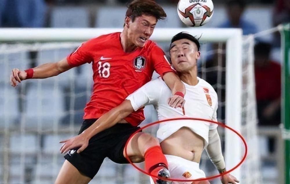 八块腹肌男被讽刺为"白斩鸡",国足大佬这样解释_腾讯新闻