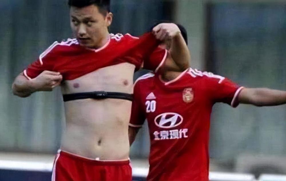 八块腹肌男被讽刺为"白斩鸡",国足大佬这样解释_腾讯新闻