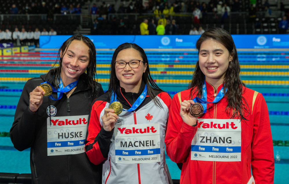 12月14日,张雨霏(右)与并列冠军加拿大选手麦克尼尔(中)和美国选手