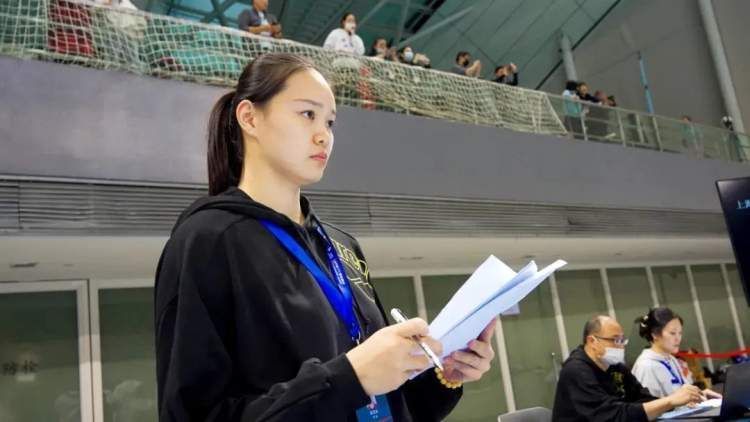 世界冠军黄雪辰花样游泳教会我团结协作