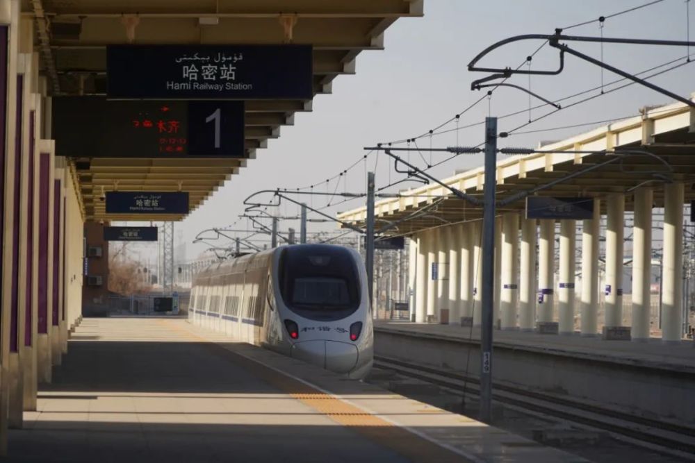 12月13日下午15:10分,记者在哈密火车站看到,站内人头攒动,来往的旅客