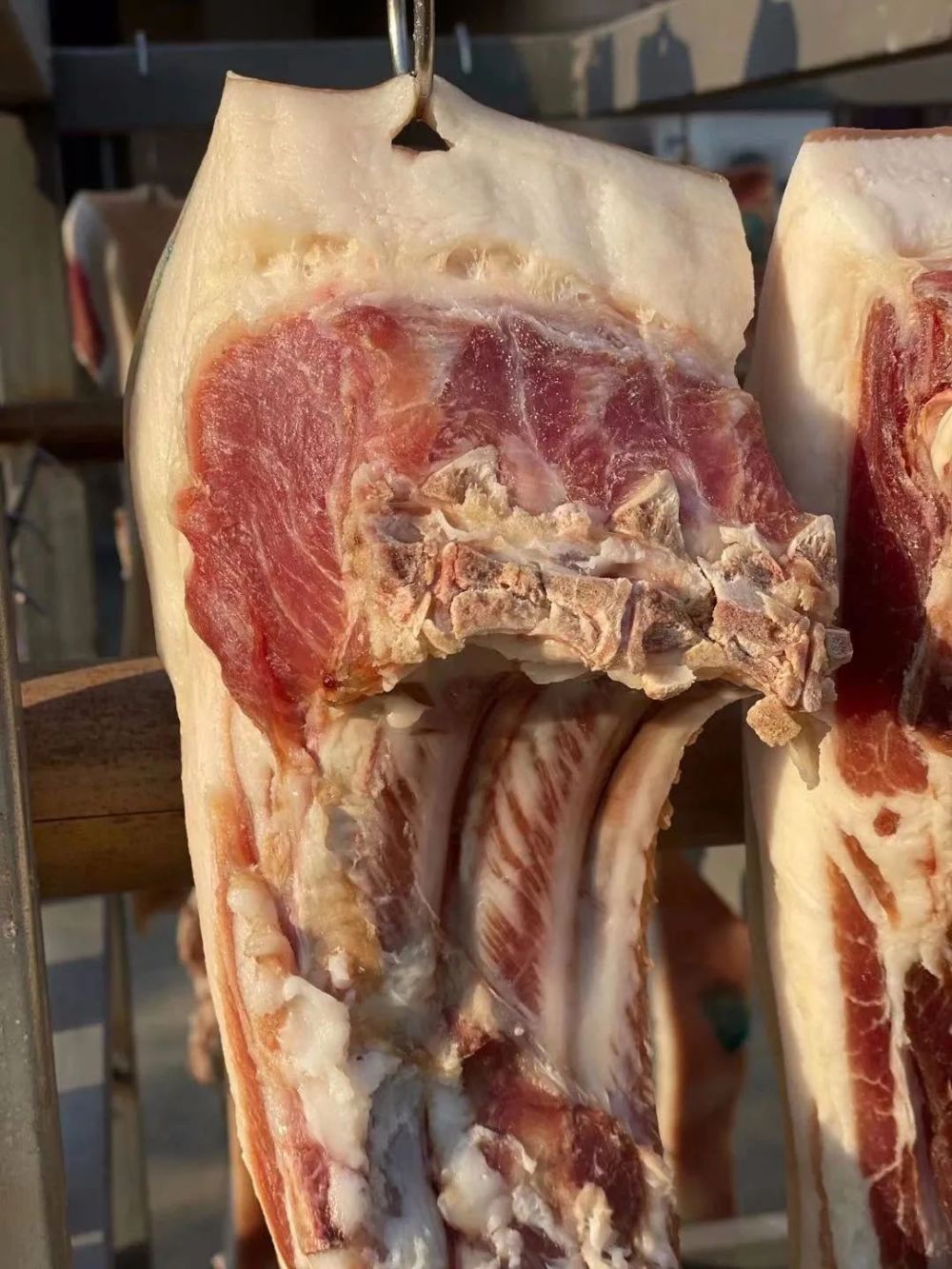 晒干了红了香了到位了好吃咯今年专用五花肉安吉老李家咸肉