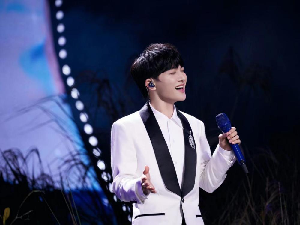 周深《像鸟儿一样》一岁了:煽动翅膀为爱飞翔,展开对天空的想象插图1