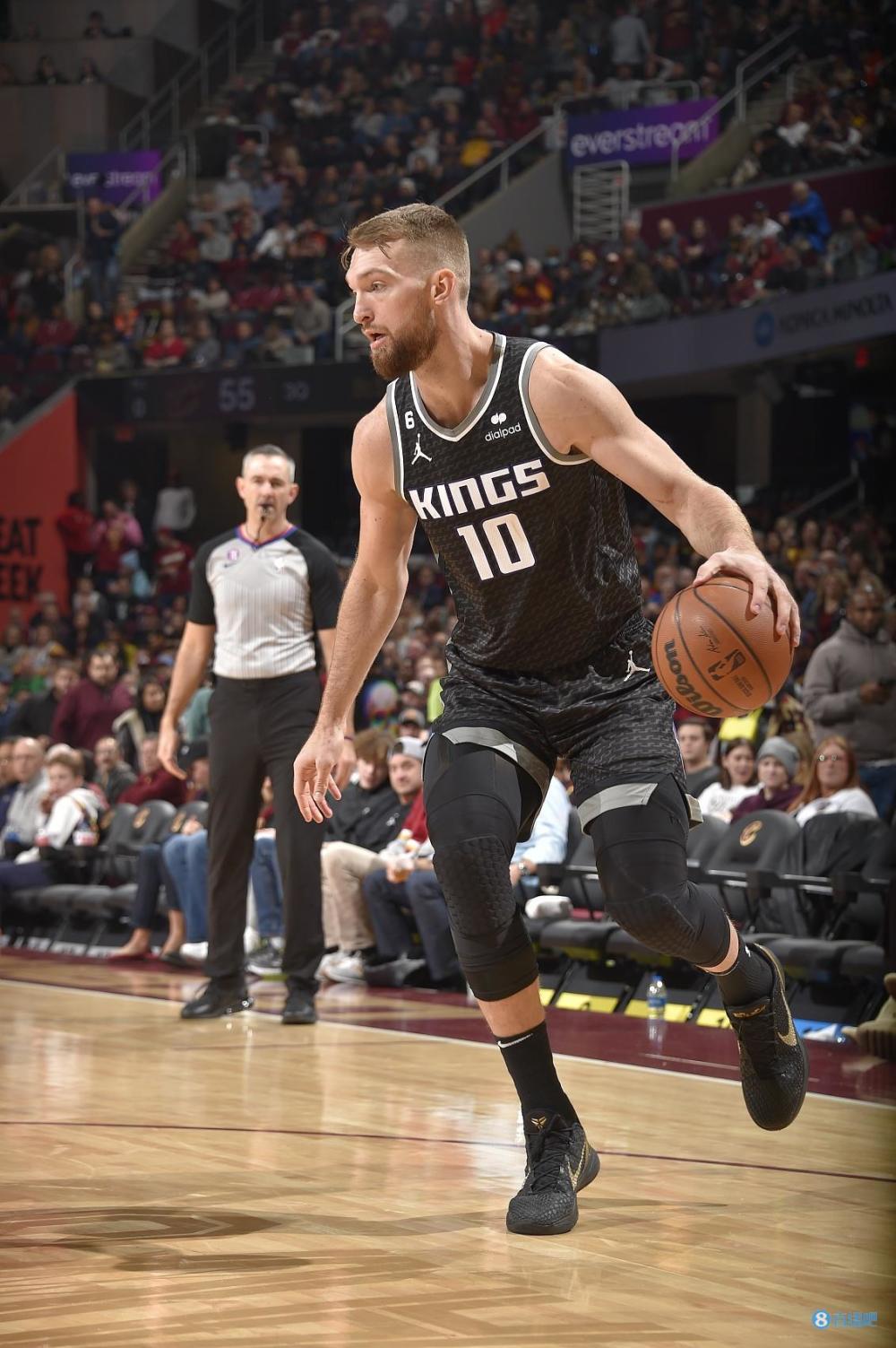 本场比赛,国王球员萨博尼斯表现非常全面,三节结束已拿到17分14篮板12