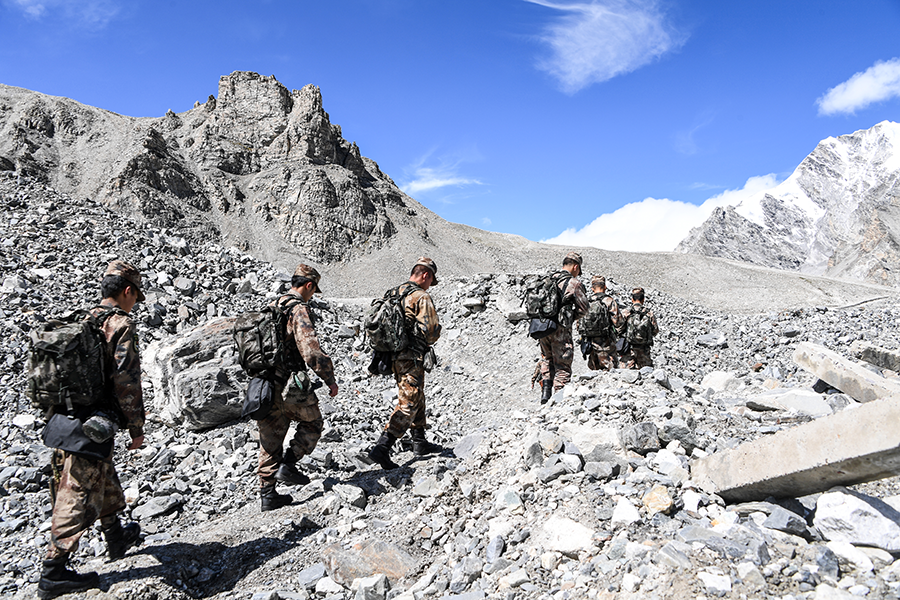 图为巡逻的解放军士兵近日,外媒纷纷报道称,在12月9日,中印双方在边境