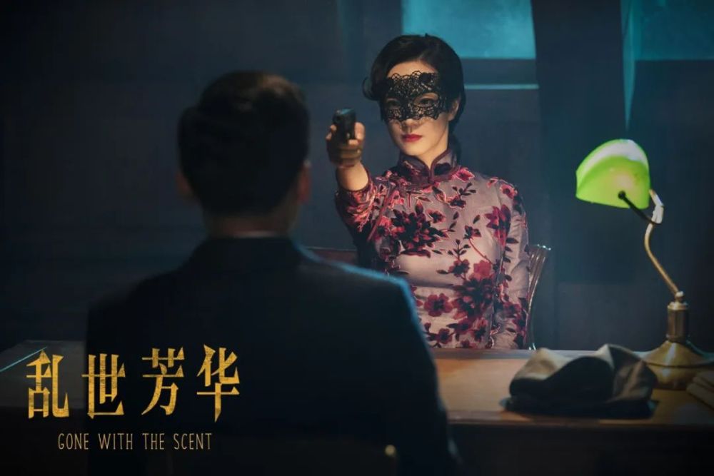 值得一提的是,《乱世芳华》的服装与场景都十分华丽,魏璐在该剧中堪称