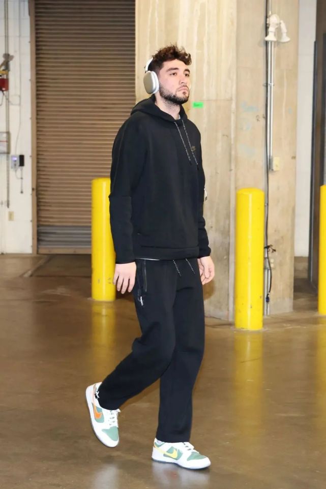 库里38分伤退,明天接受核磁共振检查