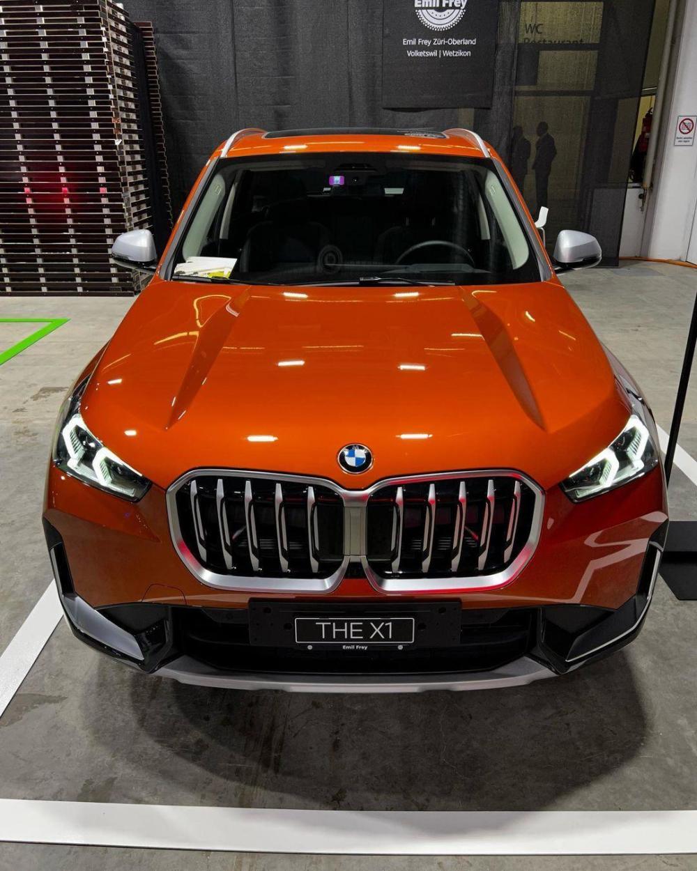 全新宝马x1"即将登场",橘色车身漆面更帅气,2.0t 8at 四驱_腾讯新闻