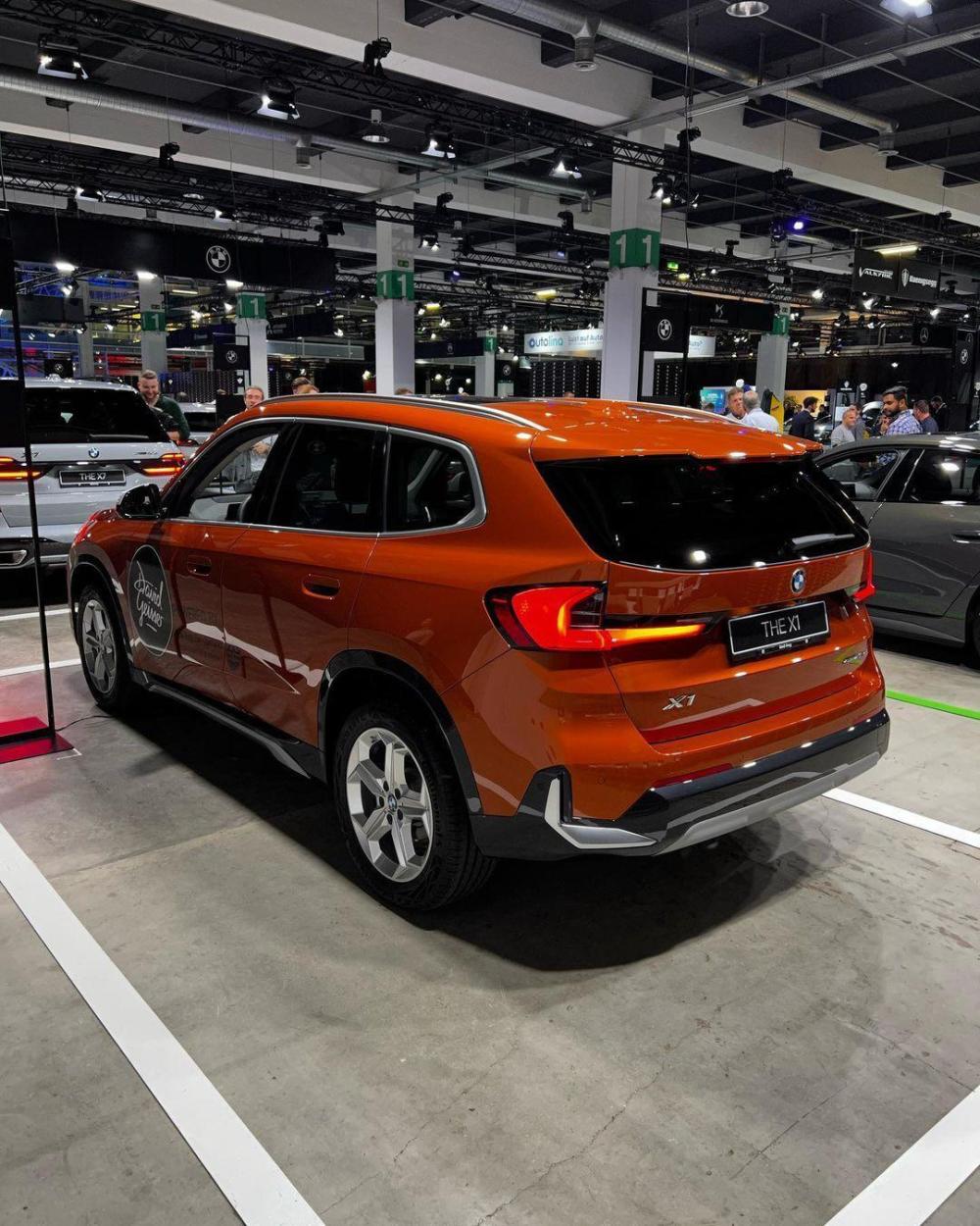 全新宝马x1"即将登场",橘色车身漆面更帅气,2.0t 8at 四驱_腾讯新闻