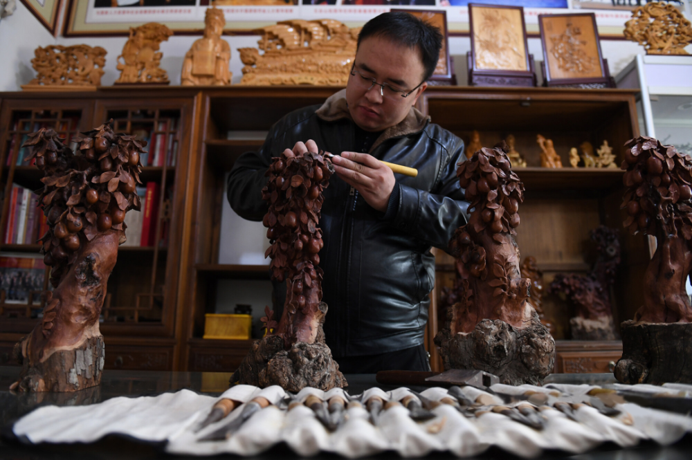 以故乡汾河湿地公园荷花塘为素材创作的《荷塘月色》荣获古中国工匠杯